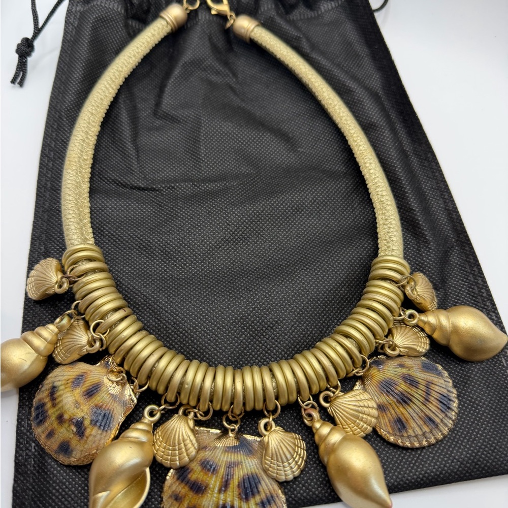 Gold Shell Charm Statement 🐚Necklace - Picture 6 of 9